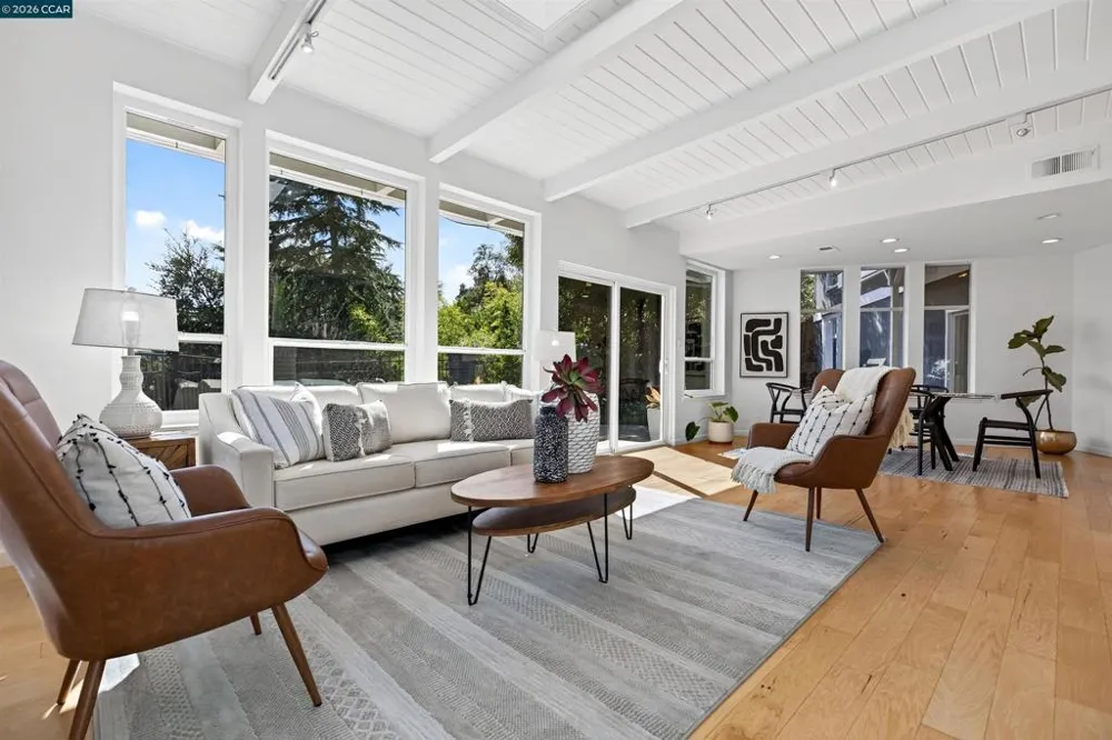 11 Las Palomas Orinda, CA 94563