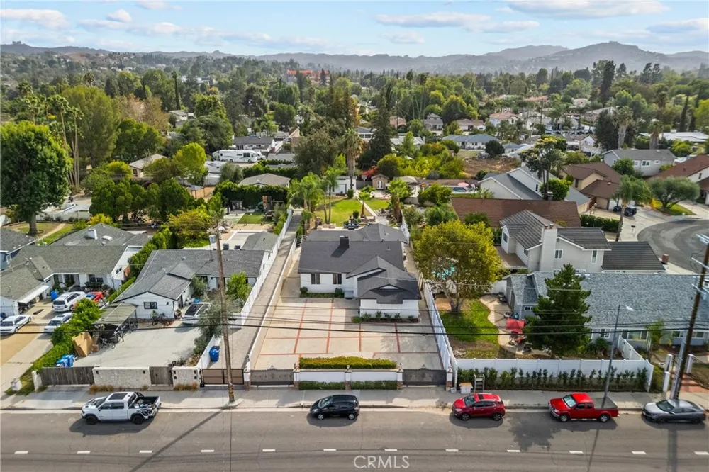 23036 Burbank Woodland Hills, CA 91367