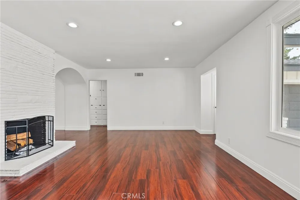 23036 Burbank Woodland Hills, CA 91367