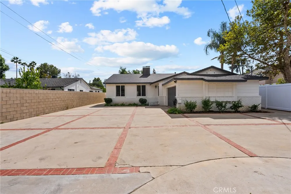23036 Burbank Woodland Hills, CA 91367