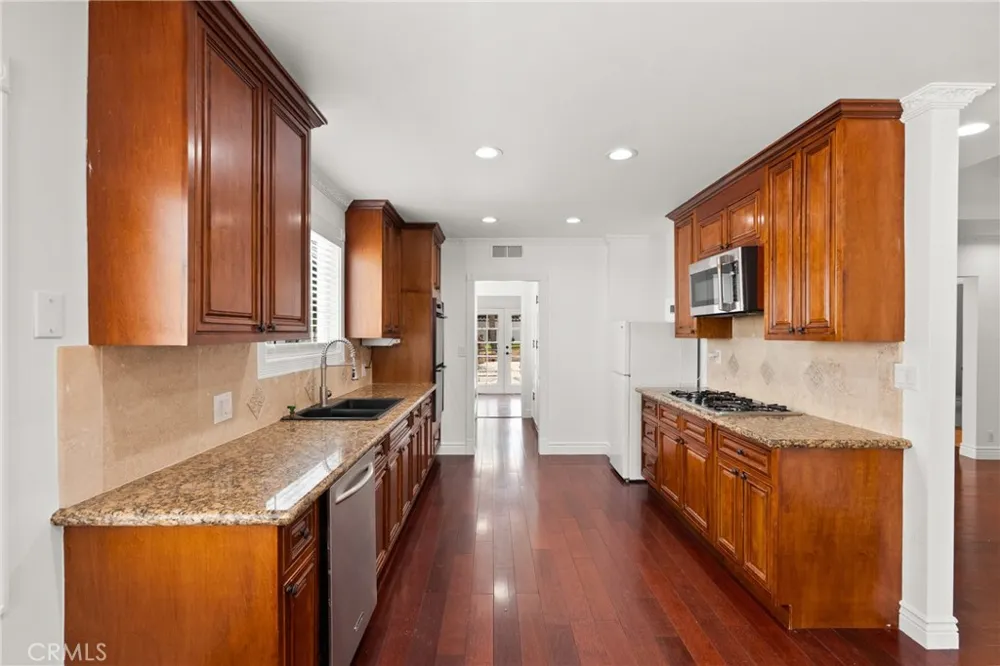 23036 Burbank Woodland Hills, CA 91367
