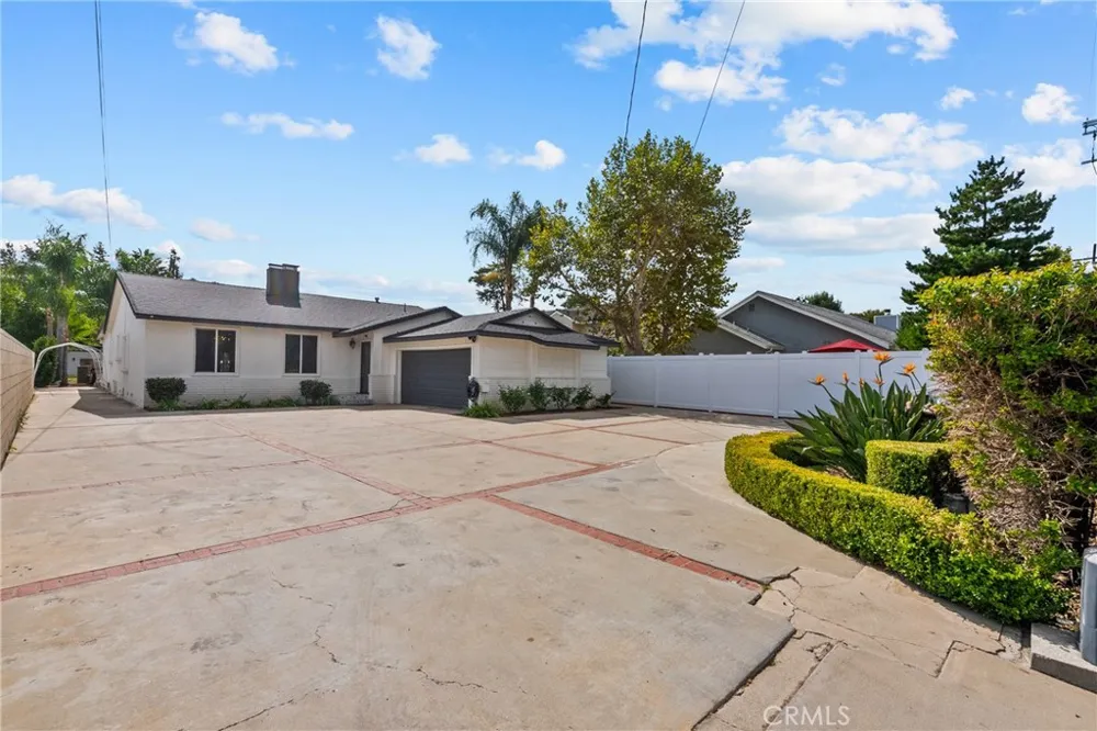 23036 Burbank Woodland Hills, CA 91367