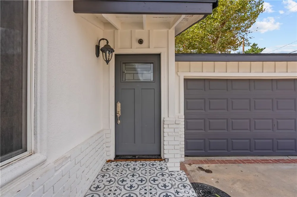 23036 Burbank Woodland Hills, CA 91367