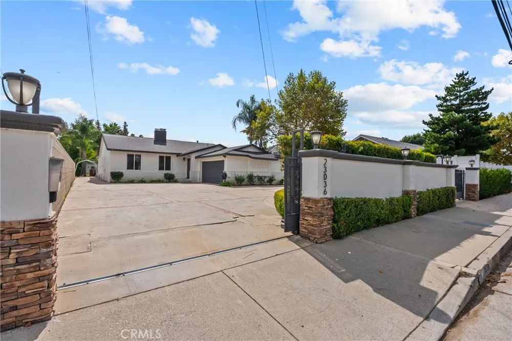 23036 Burbank Woodland Hills, CA 91367