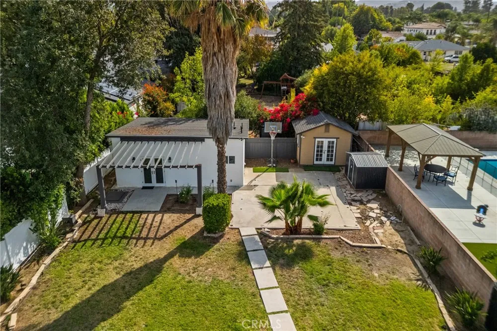 23036 Burbank Woodland Hills, CA 91367