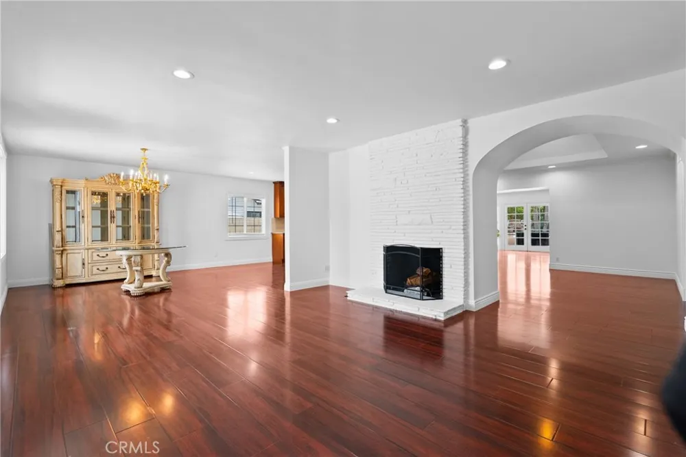 23036 Burbank Woodland Hills, CA 91367