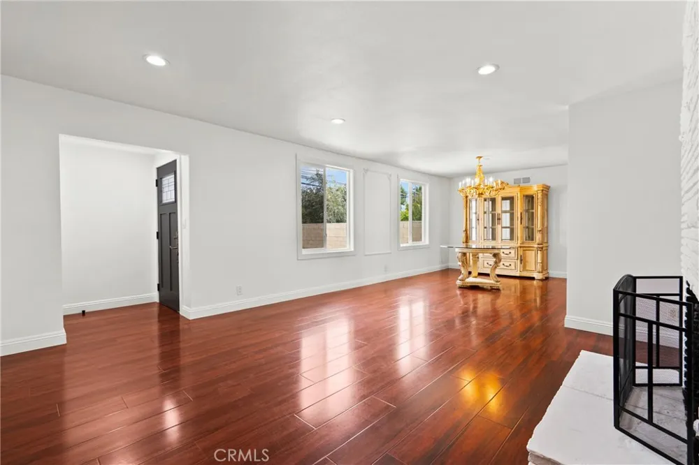 23036 Burbank Woodland Hills, CA 91367
