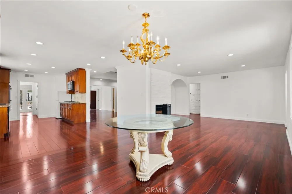 23036 Burbank Woodland Hills, CA 91367