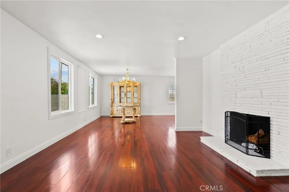 23036 Burbank Woodland Hills, CA 91367