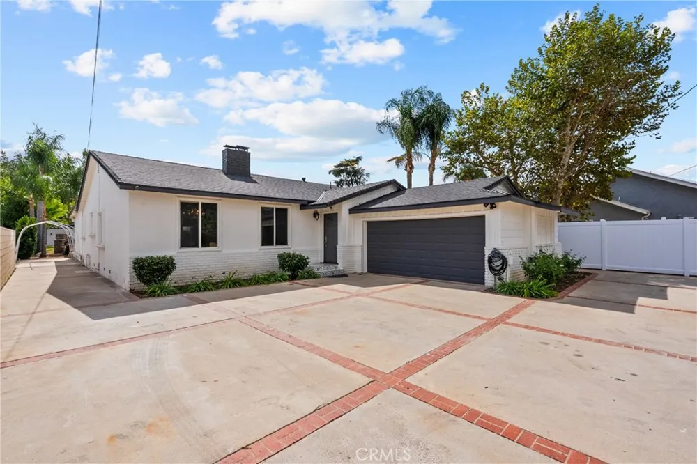 23036 Burbank Woodland Hills, CA 91367