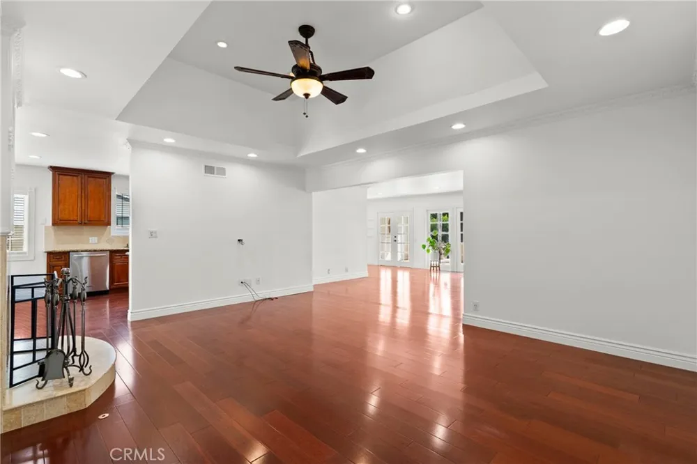 23036 Burbank Woodland Hills, CA 91367
