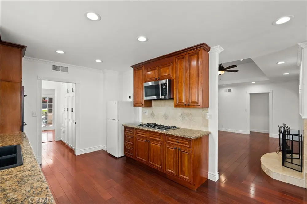 23036 Burbank Woodland Hills, CA 91367