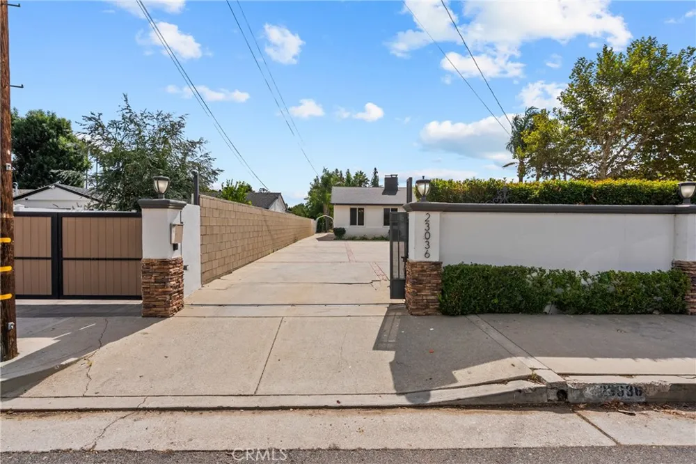 23036 Burbank Woodland Hills, CA 91367