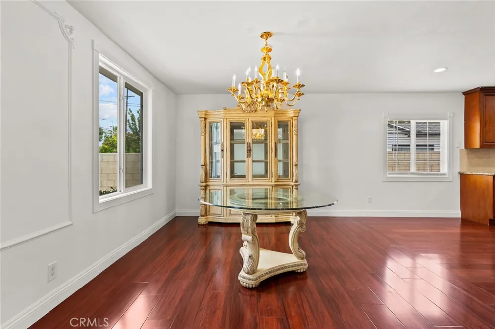 23036 Burbank Woodland Hills, CA 91367