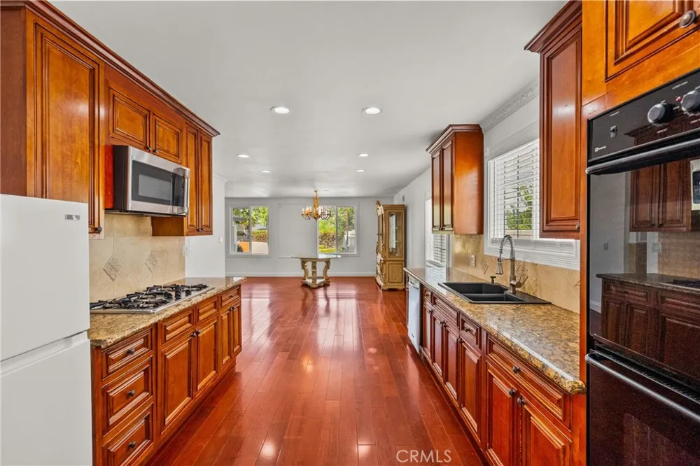 23036 Burbank Woodland Hills, CA 91367