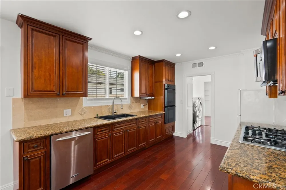 23036 Burbank Woodland Hills, CA 91367