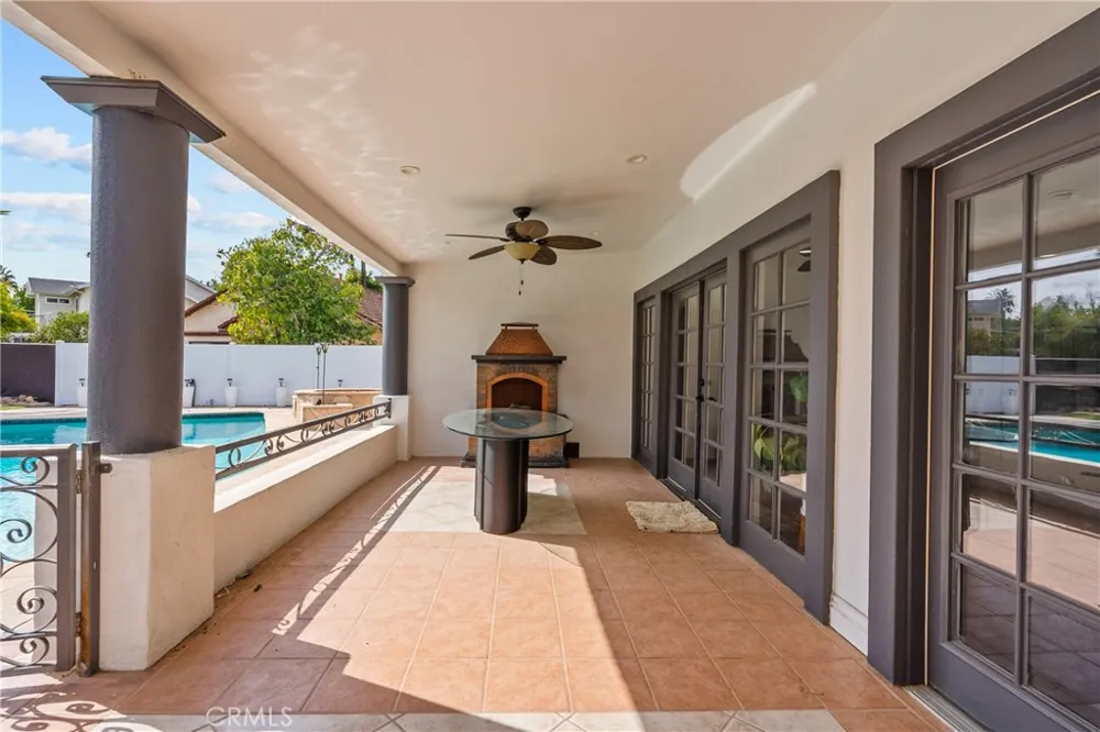 23036 Burbank Woodland Hills, CA 91367
