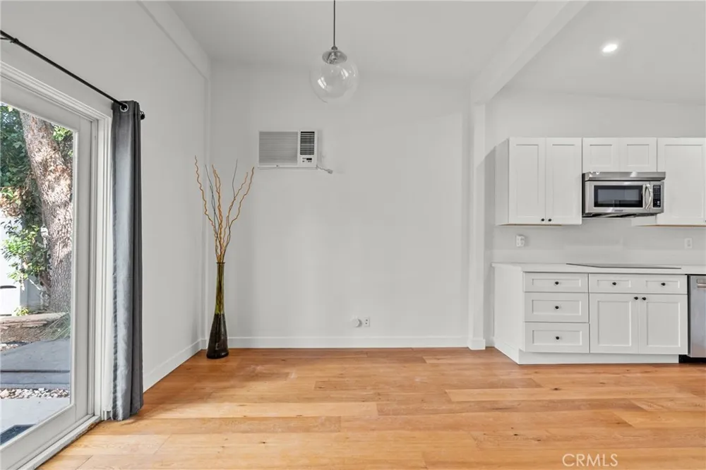 23036 Burbank Woodland Hills, CA 91367