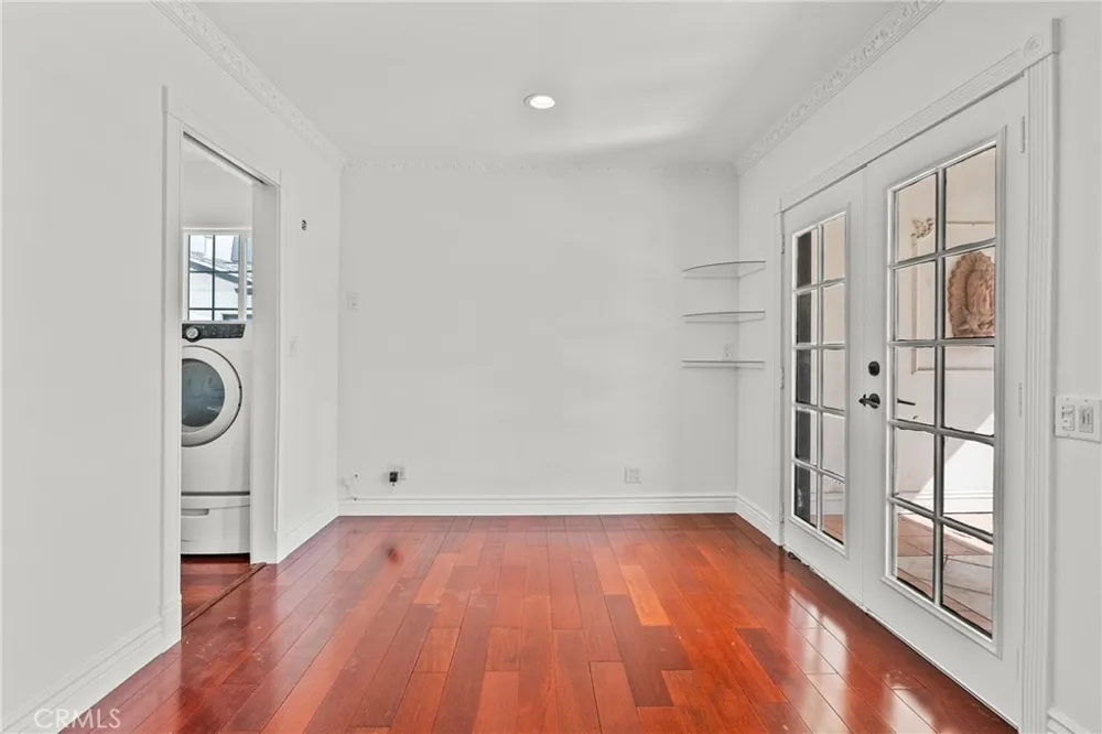 23036 Burbank Woodland Hills, CA 91367