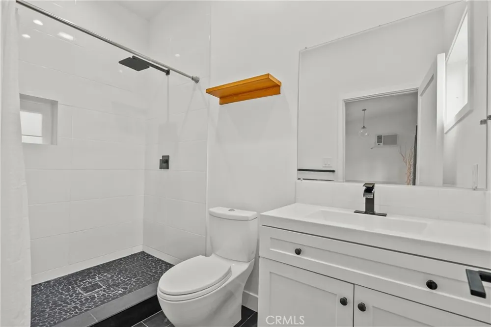 23036 Burbank Woodland Hills, CA 91367