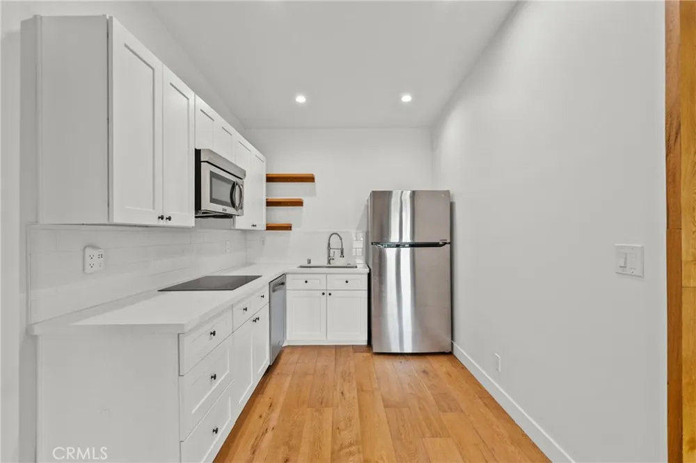 23036 Burbank Woodland Hills, CA 91367