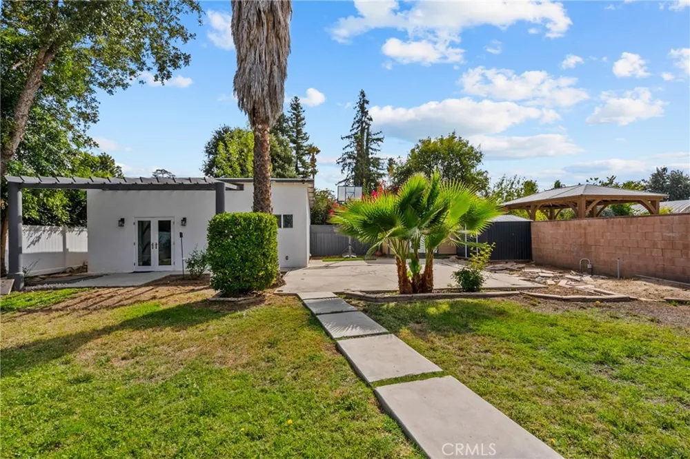 23036 Burbank Woodland Hills, CA 91367