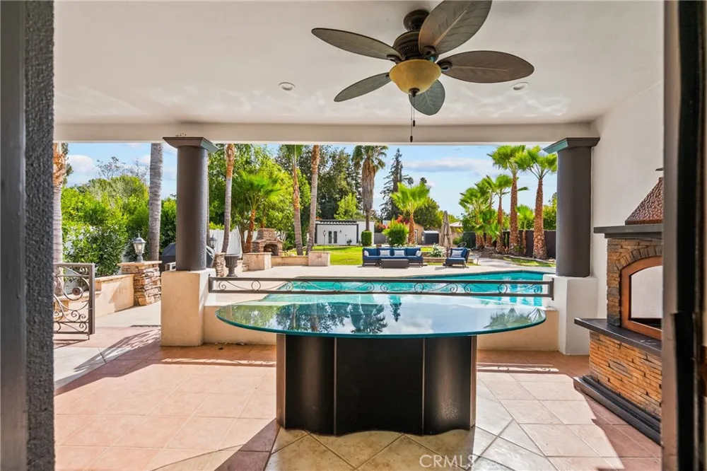 23036 Burbank Woodland Hills, CA 91367