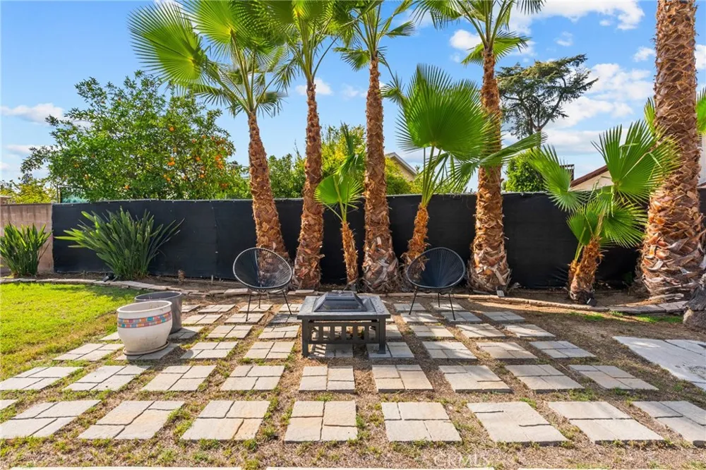 23036 Burbank Woodland Hills, CA 91367