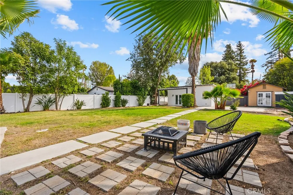 23036 Burbank Woodland Hills, CA 91367