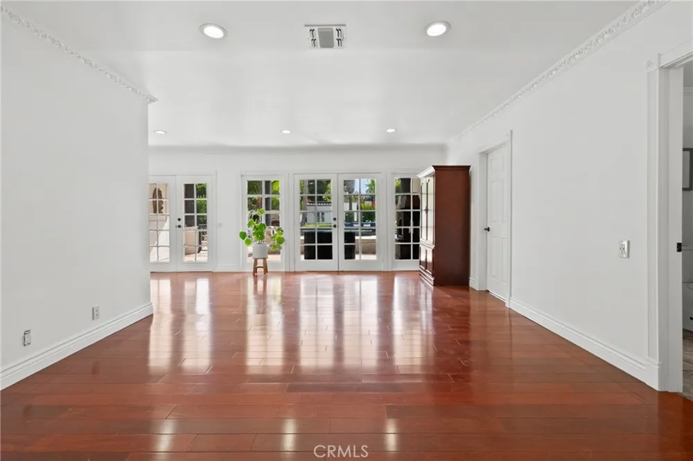 23036 Burbank Woodland Hills, CA 91367