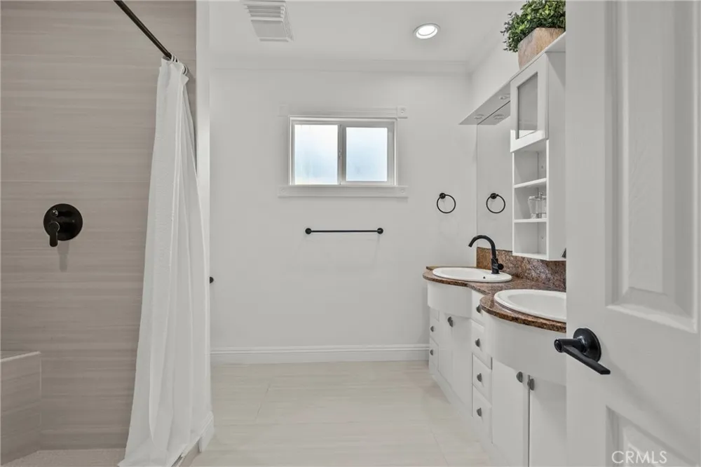 23036 Burbank Woodland Hills, CA 91367