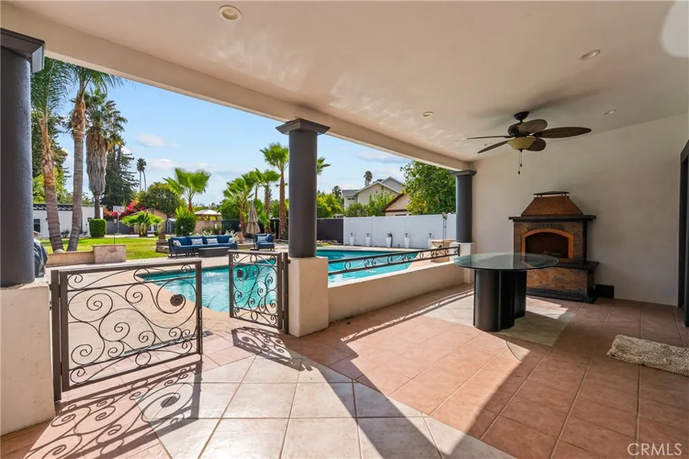 23036 Burbank Woodland Hills, CA 91367