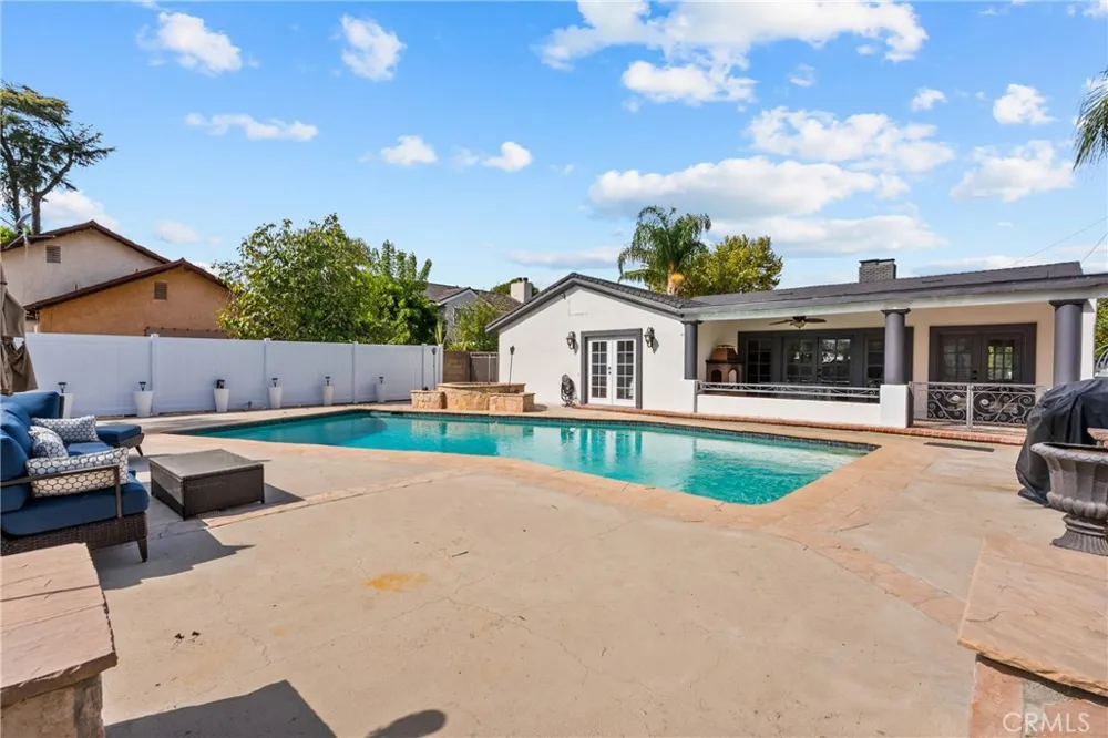 23036 Burbank Woodland Hills, CA 91367