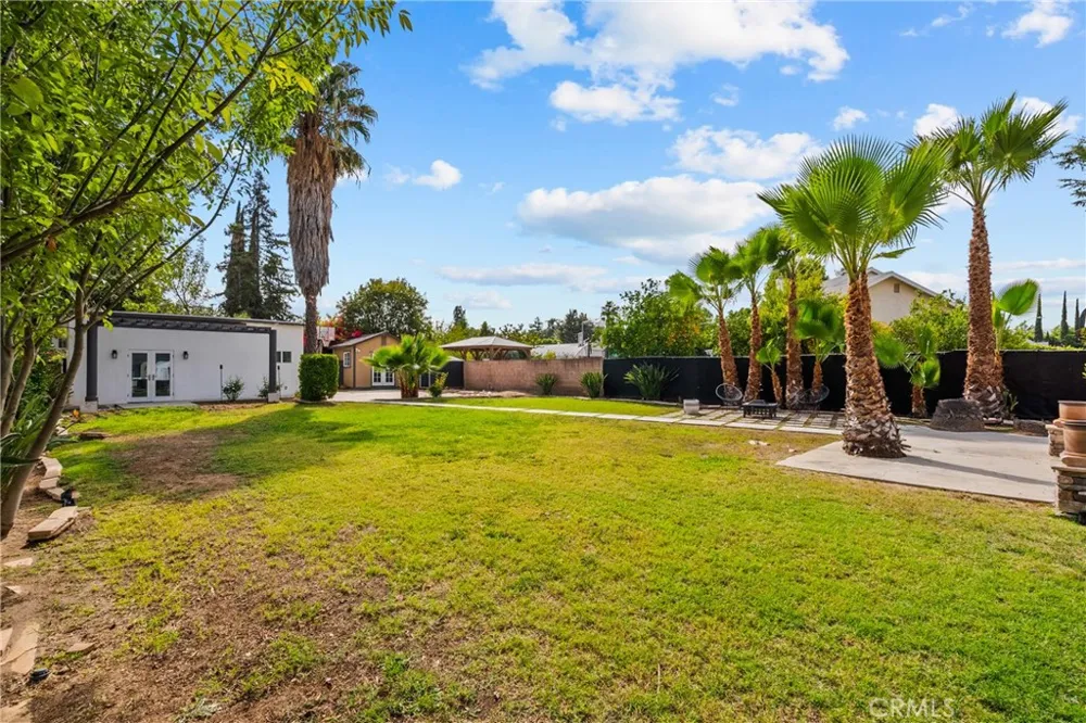 23036 Burbank Woodland Hills, CA 91367