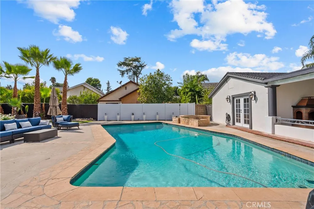 23036 Burbank Woodland Hills, CA 91367