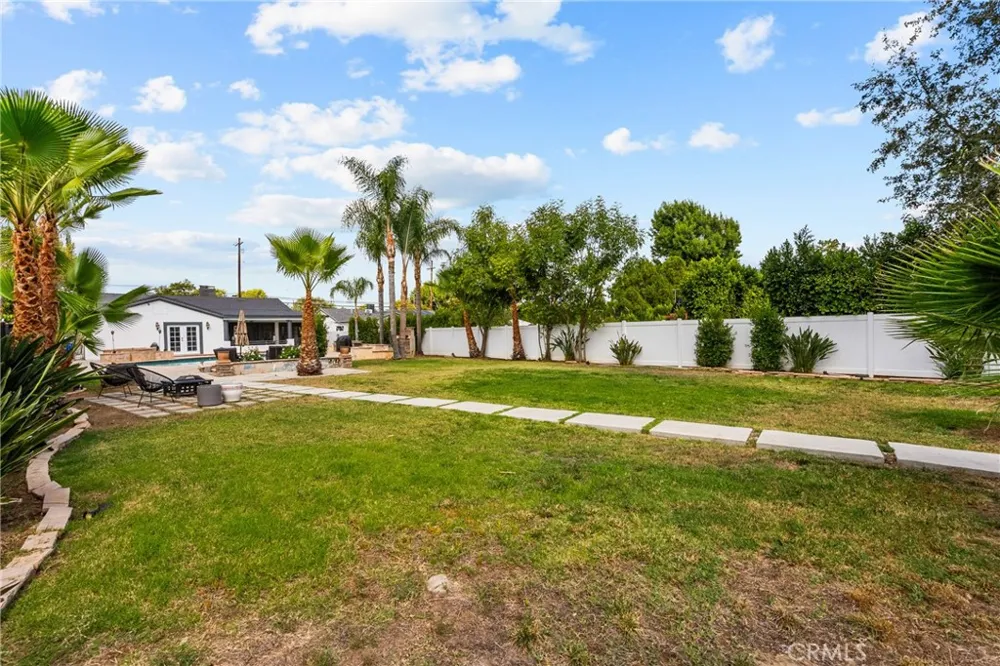 23036 Burbank Woodland Hills, CA 91367