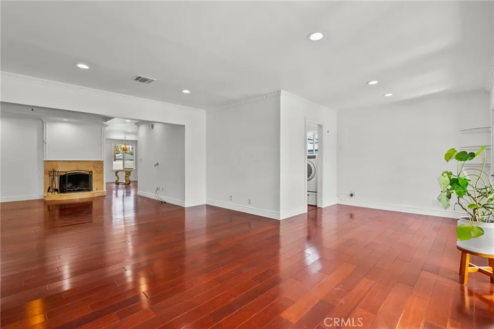 23036 Burbank Woodland Hills, CA 91367