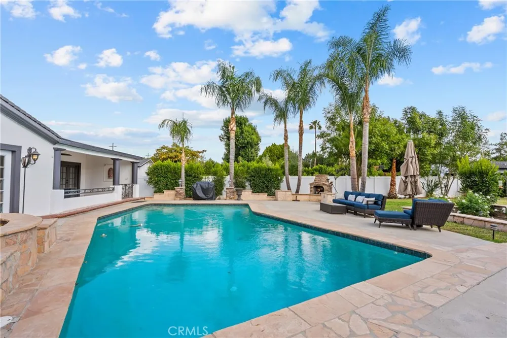 23036 Burbank Woodland Hills, CA 91367