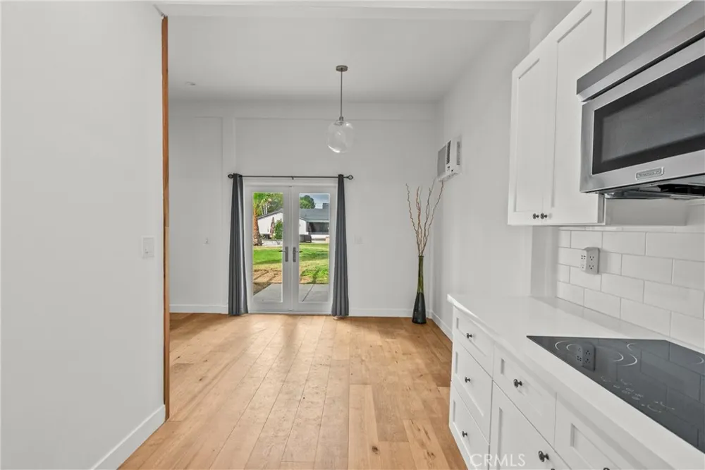 23036 Burbank Woodland Hills, CA 91367