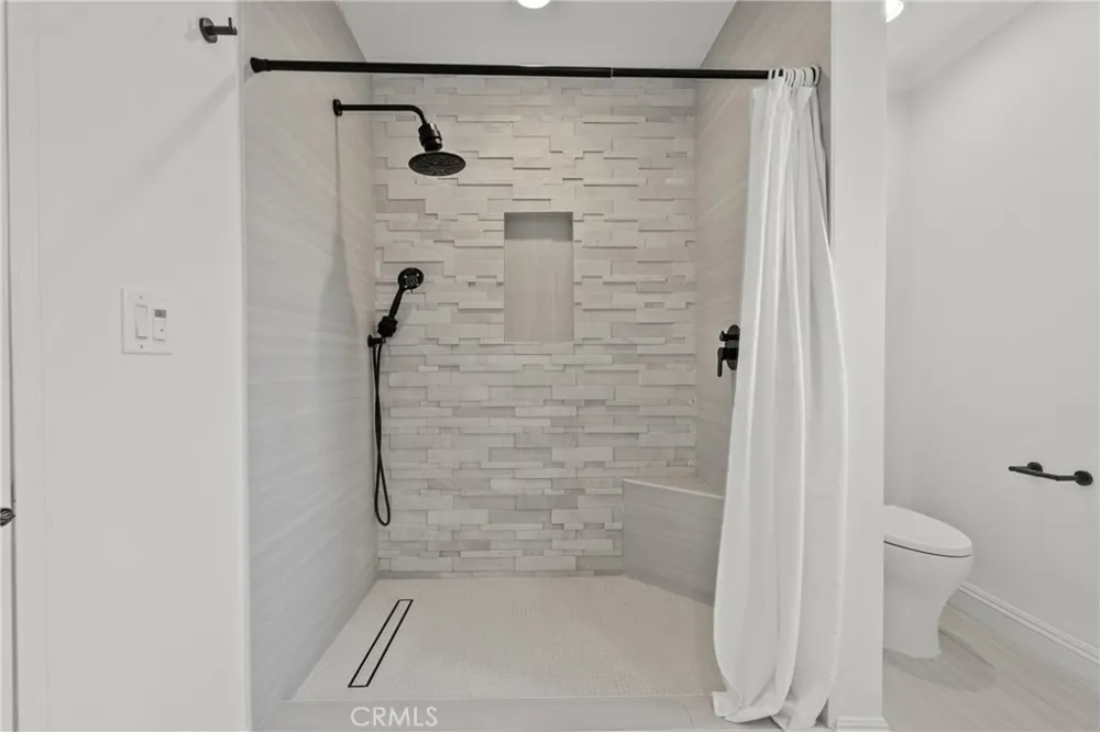23036 Burbank Woodland Hills, CA 91367