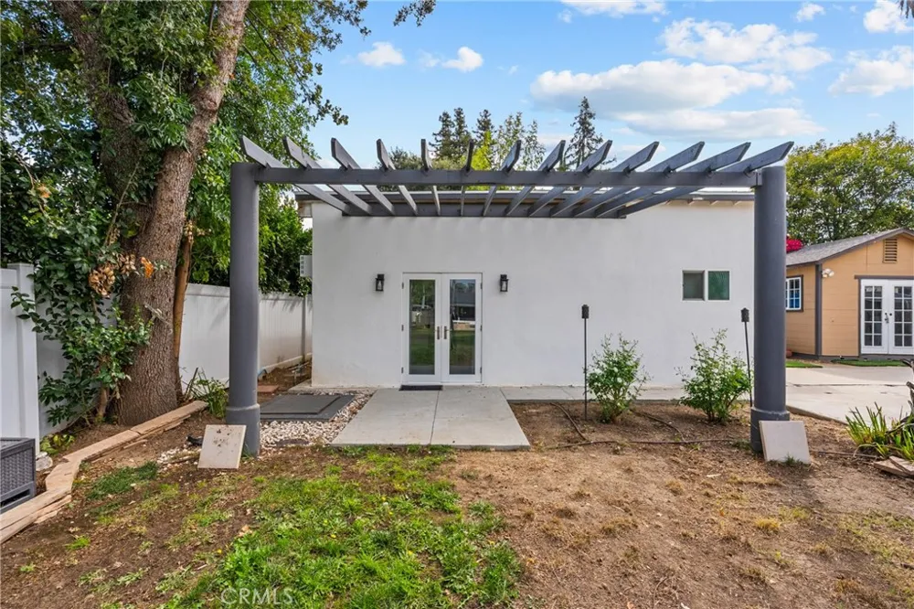 23036 Burbank Woodland Hills, CA 91367