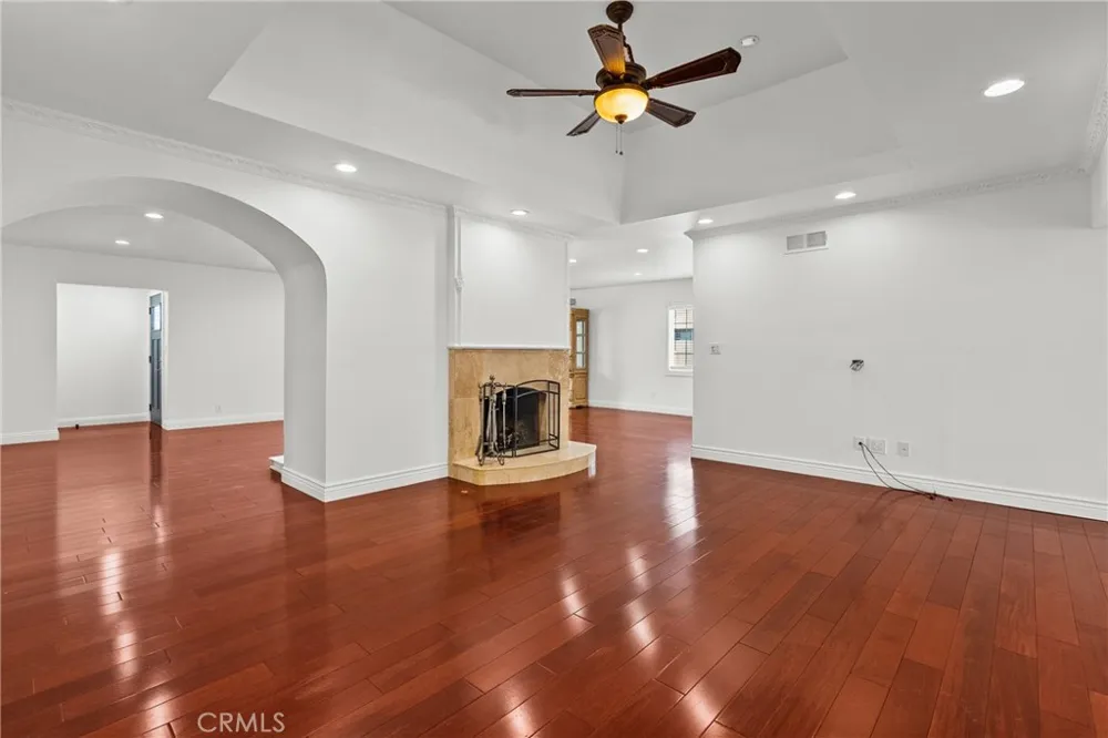 23036 Burbank Woodland Hills, CA 91367