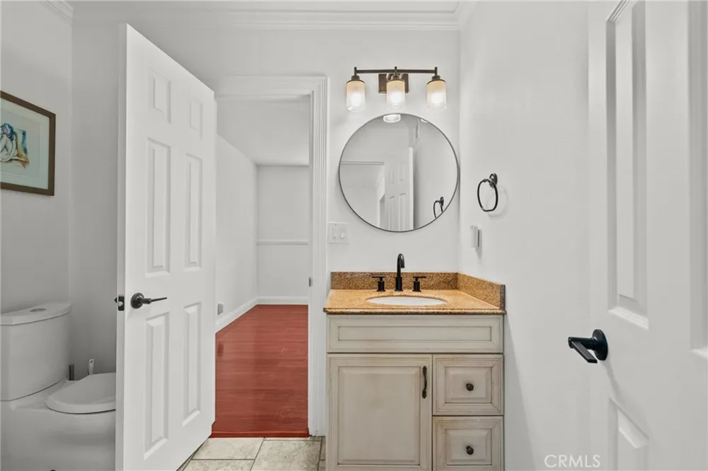 23036 Burbank Woodland Hills, CA 91367