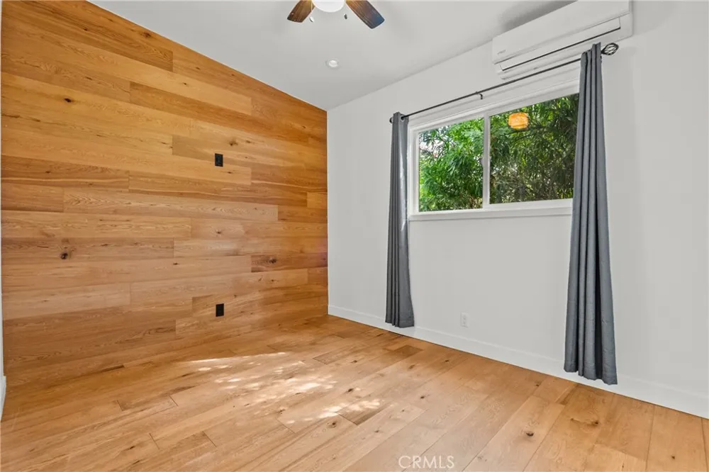 23036 Burbank Woodland Hills, CA 91367