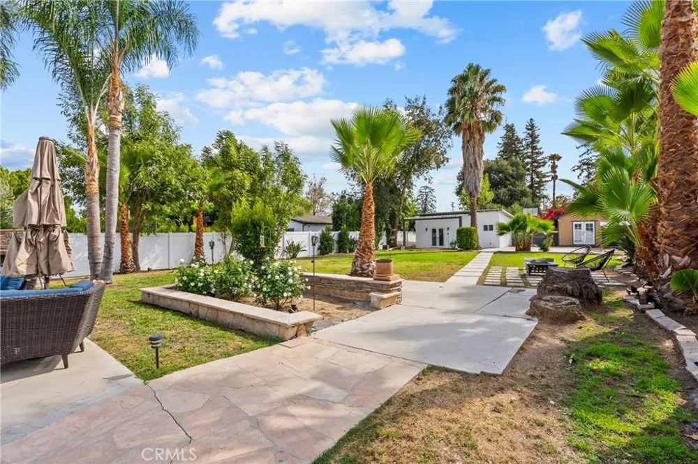 23036 Burbank Woodland Hills, CA 91367