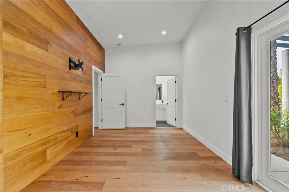 23036 Burbank Woodland Hills, CA 91367