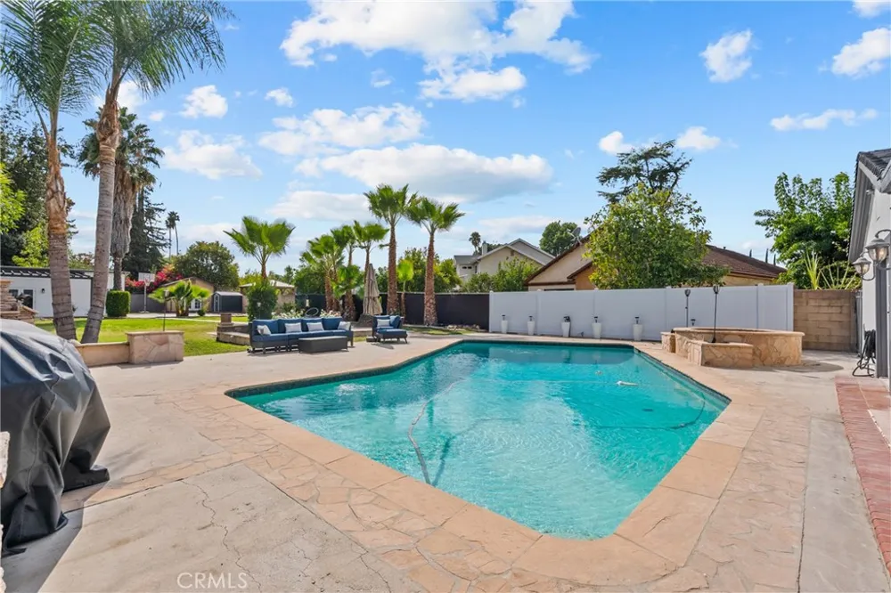 23036 Burbank Woodland Hills, CA 91367