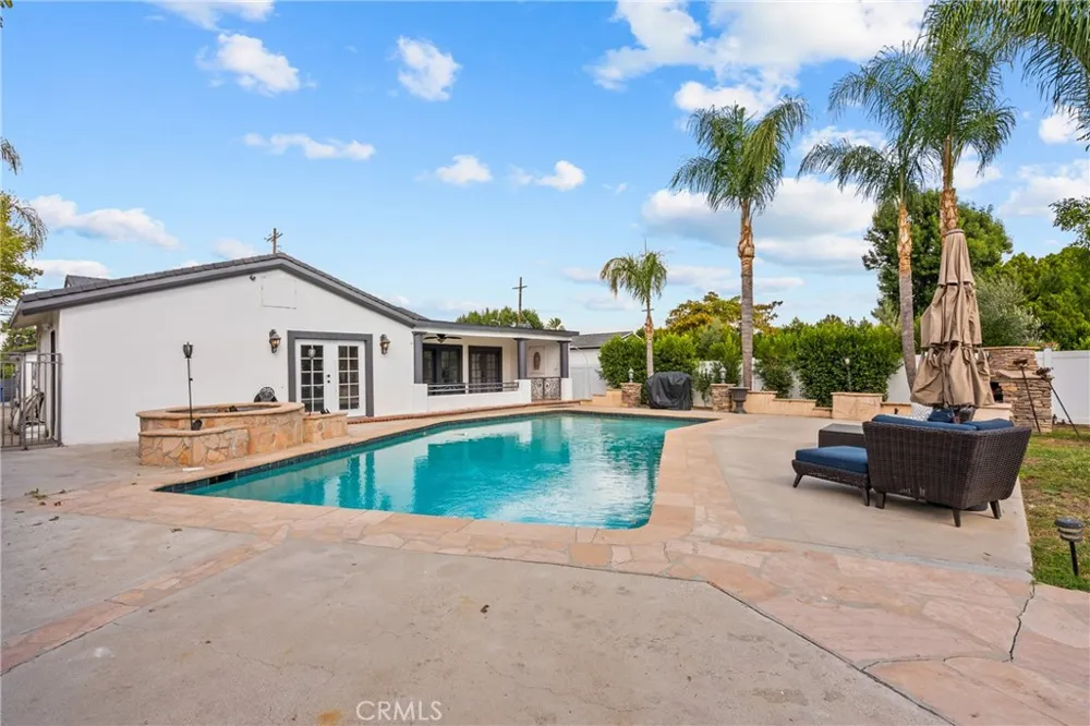 23036 Burbank Woodland Hills, CA 91367