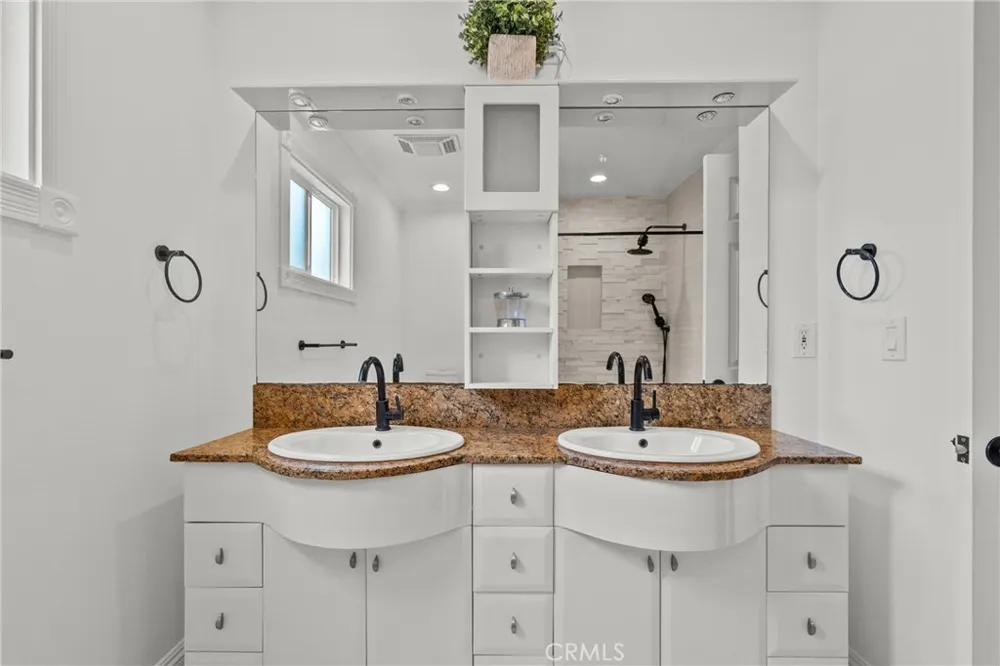 23036 Burbank Woodland Hills, CA 91367