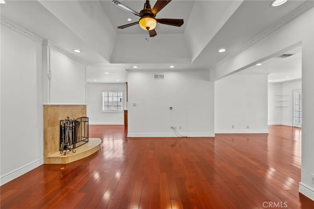 23036 Burbank Woodland Hills, CA 91367